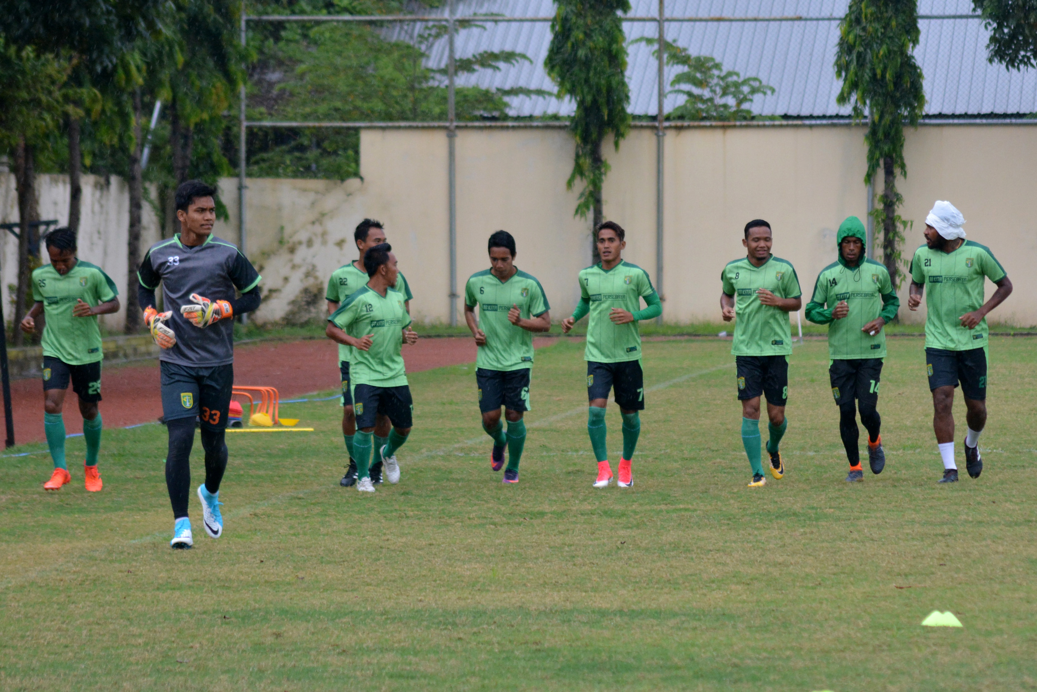 Skuad Persebaya, saat jalani latihan di lapangan Polda Jatim. (Foto: hrs/Ngopibareng.id)