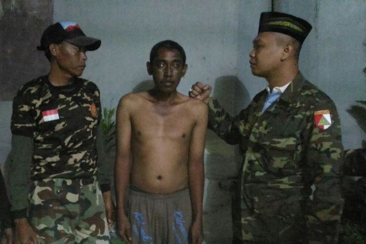 Anggota Banser Kota Madiun menangkap David Saputra yang tertangkap tangan masuk ke rumah Ketua MUI Kota Madiun, Sutoyo, Selasa, 20 Februari 2018, malam.(Foto: Dokumentasi Banser)