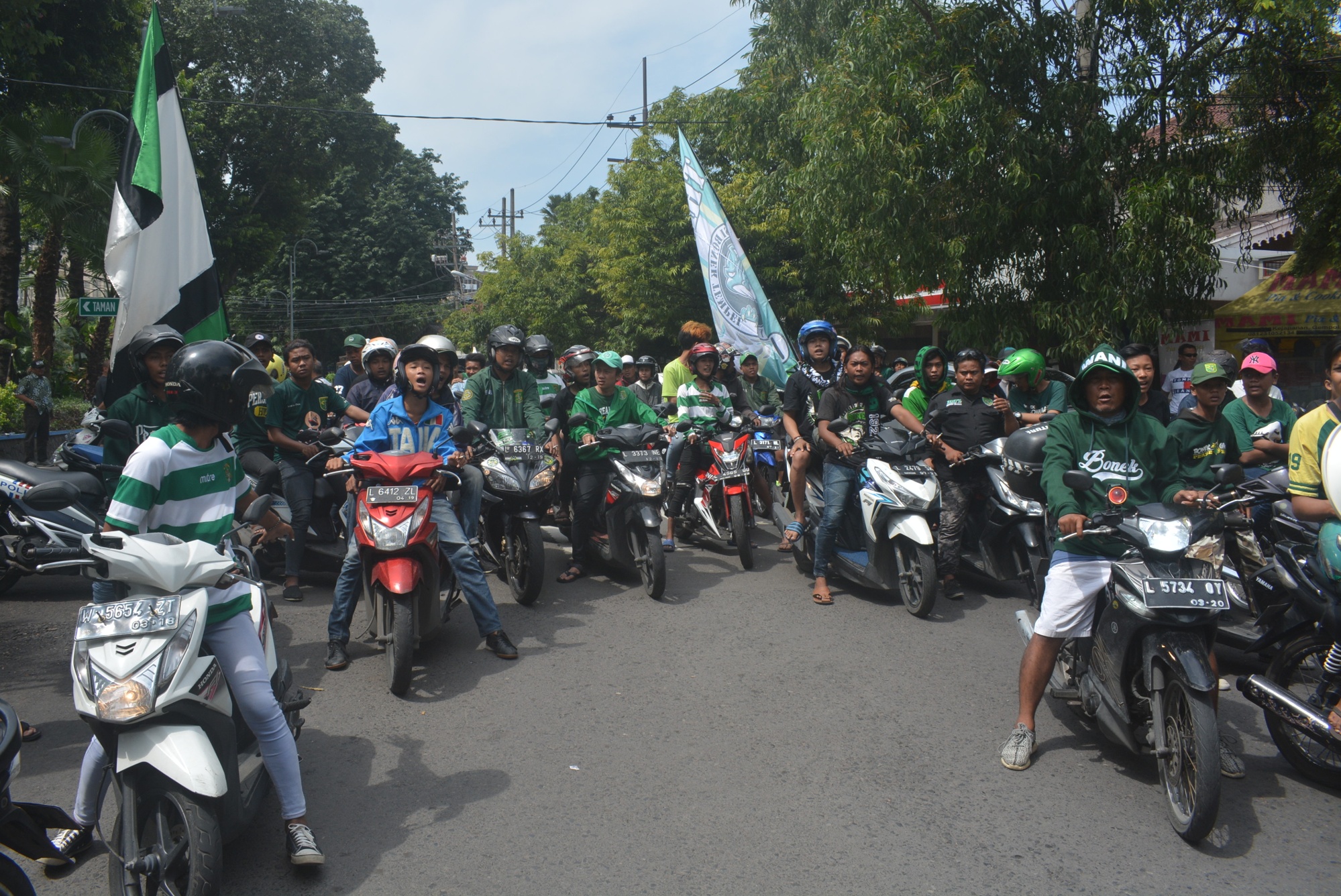 Massa Bonek mulai bergerak menuju Pengadilan Negeri Surabaya, Kamis 22 Februari 2018. (Foto: hrs/ngopibareng)