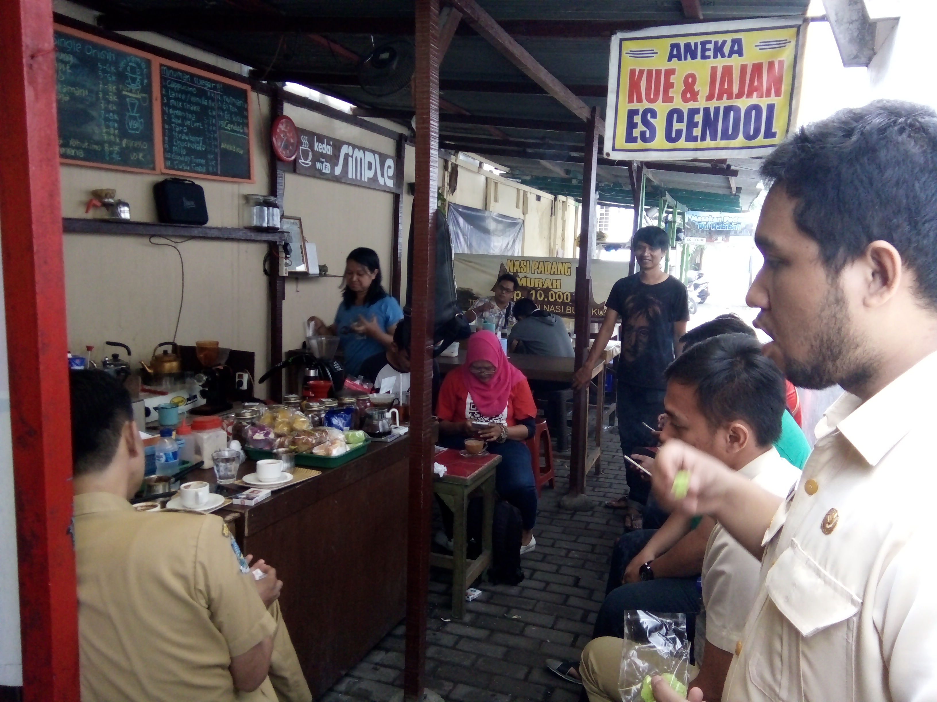 Aneka Kue & Jajan, Es Cendol. Begitu judul posternya.