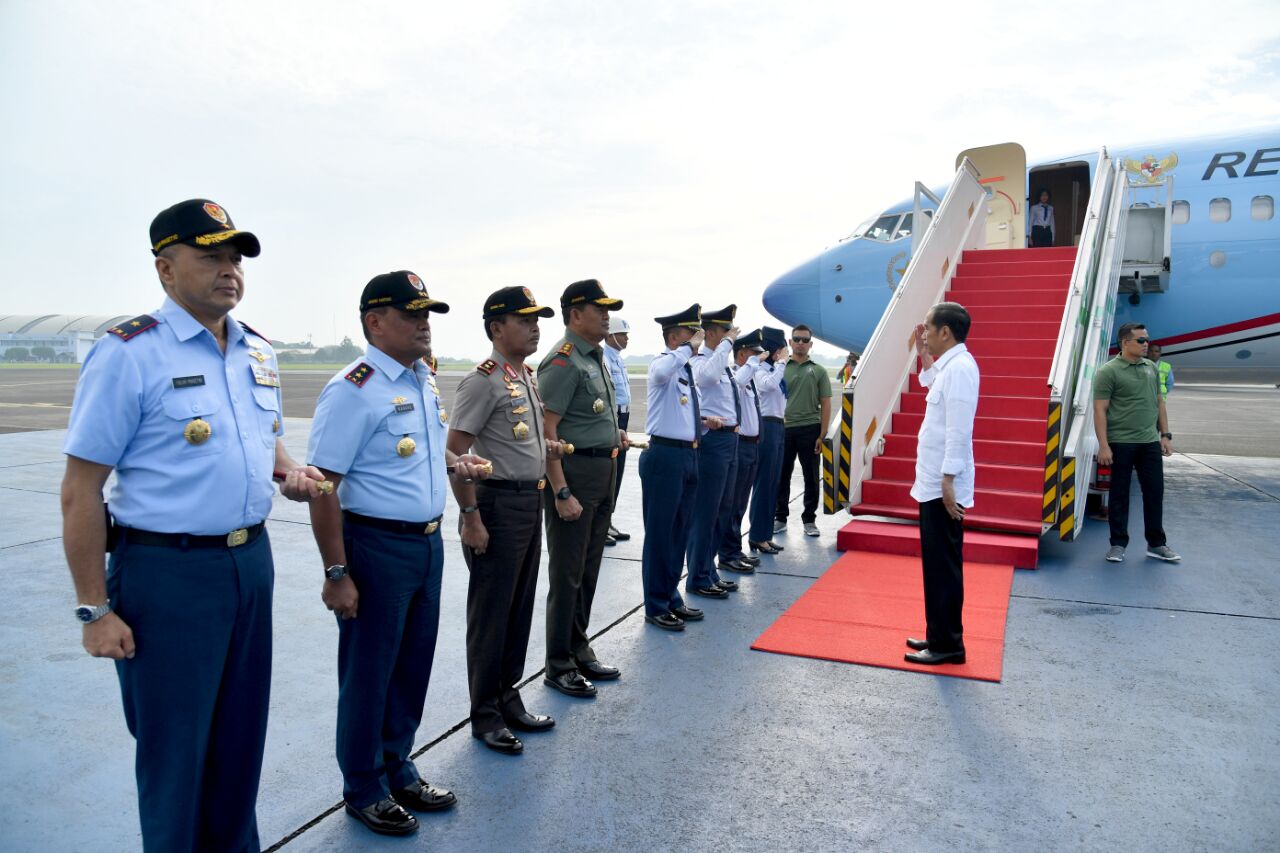 Presiden saat akan bertolak ke Kota Bandung, Provinsi Jawa Barat dengan menggunakan Pesawat Kepresidenan Indonesia-1 (Foto: Setpres)