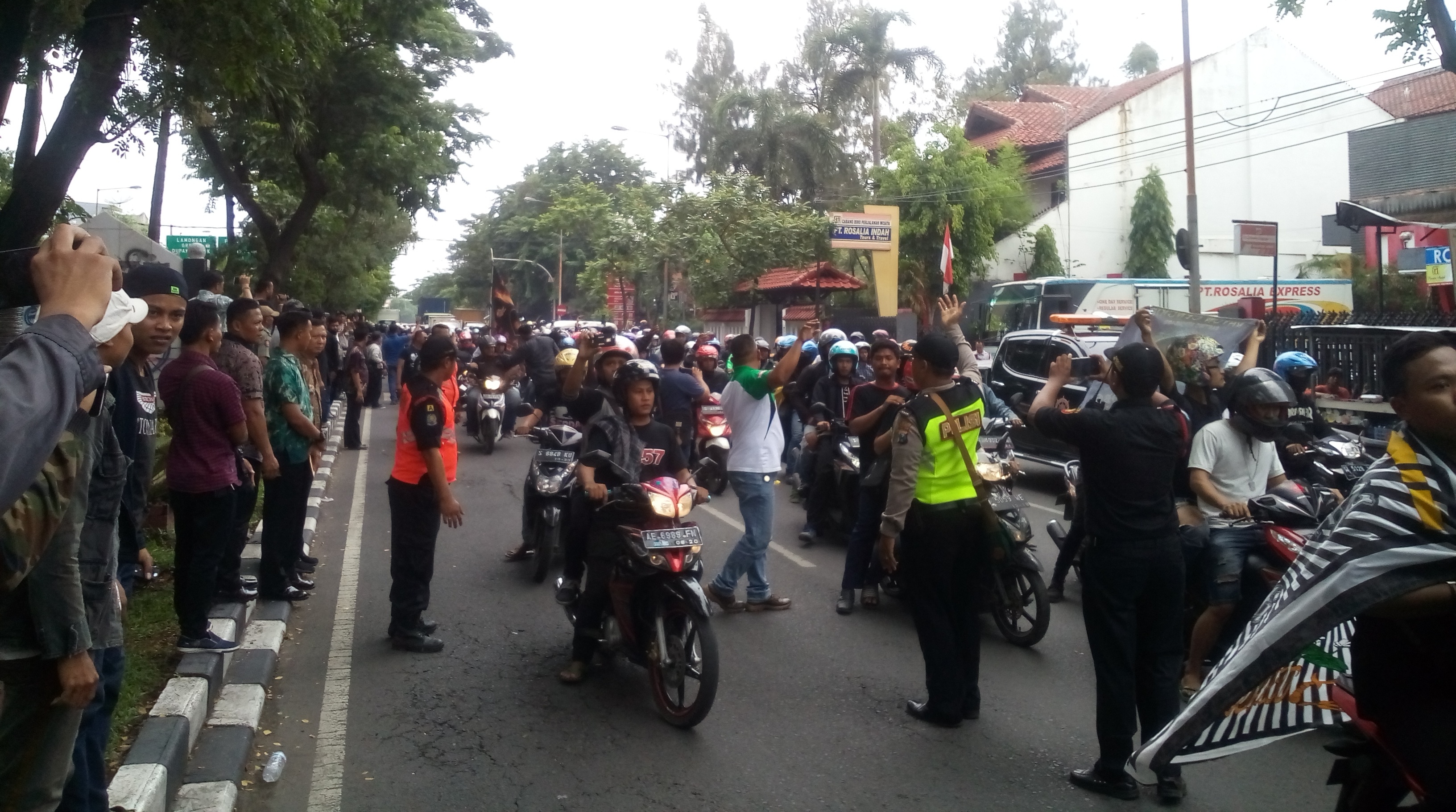 Massa PSHT membubarkan diri dari PN surabaya. 