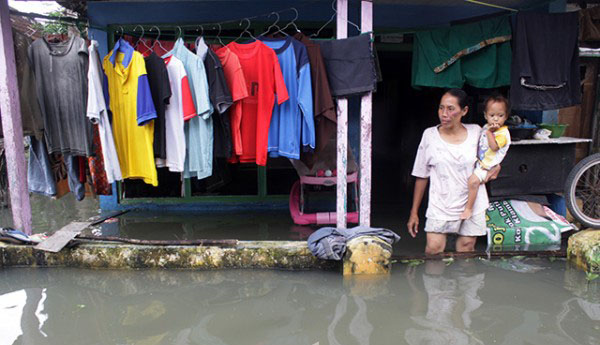 Banjir Di Beji Pasuruan Warga beraktivitas di rumah yang terendam banjir di Desa Kedungringin, Beji, Pasuruan, Jawa Timur, Kamis 22 Februari. (Foto: Antara)