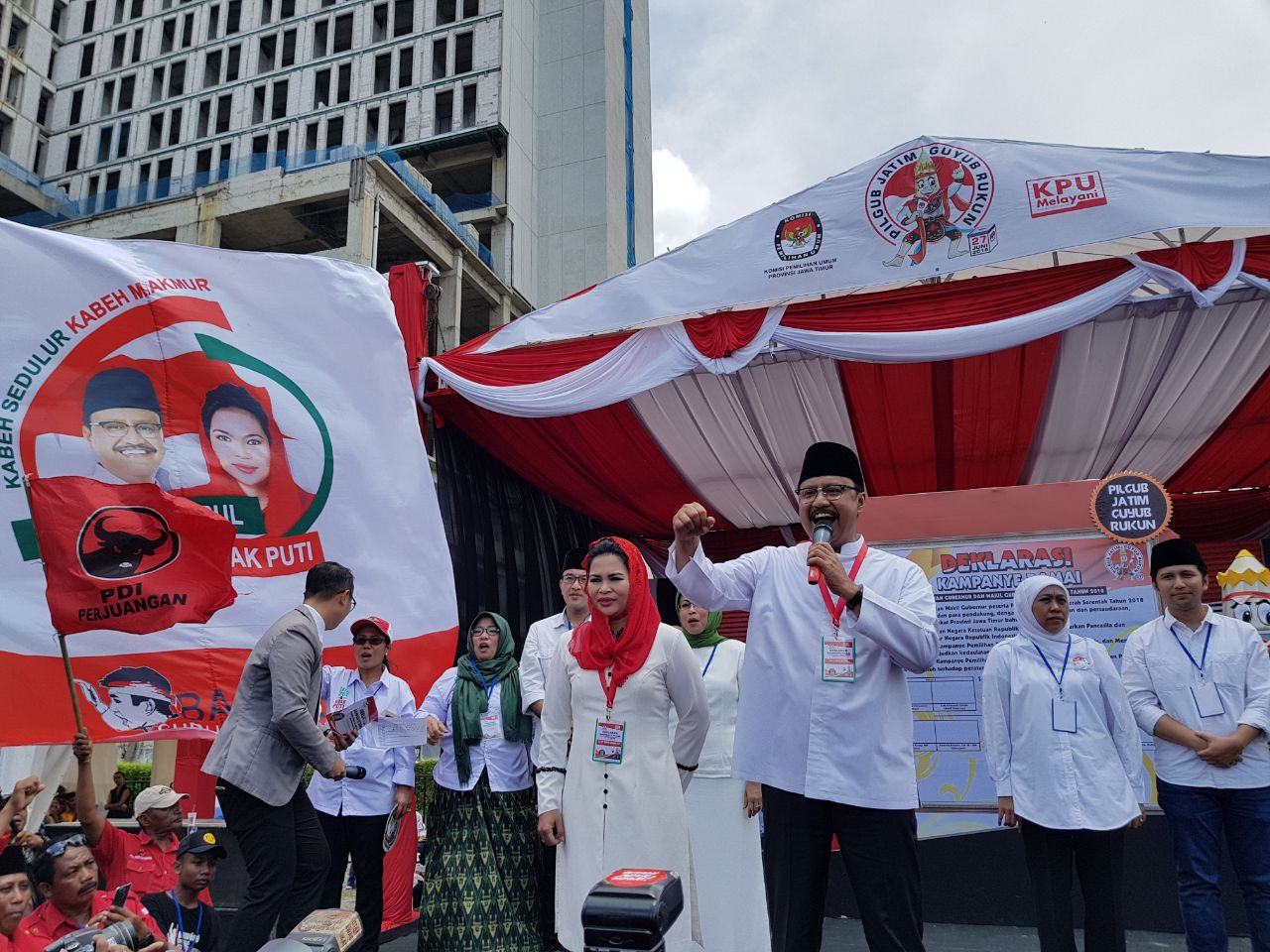 Cagub dan Cawagub Jawa Timur no urut 2, Gus Ipul - Puti Soekarno. (Foto: Faris/ngopibareng.id)