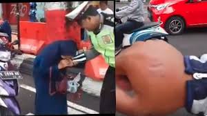 Ibu-ibu yang menggigit tangan polisi karena tak ingin ditilang. (Foto: Kolase)