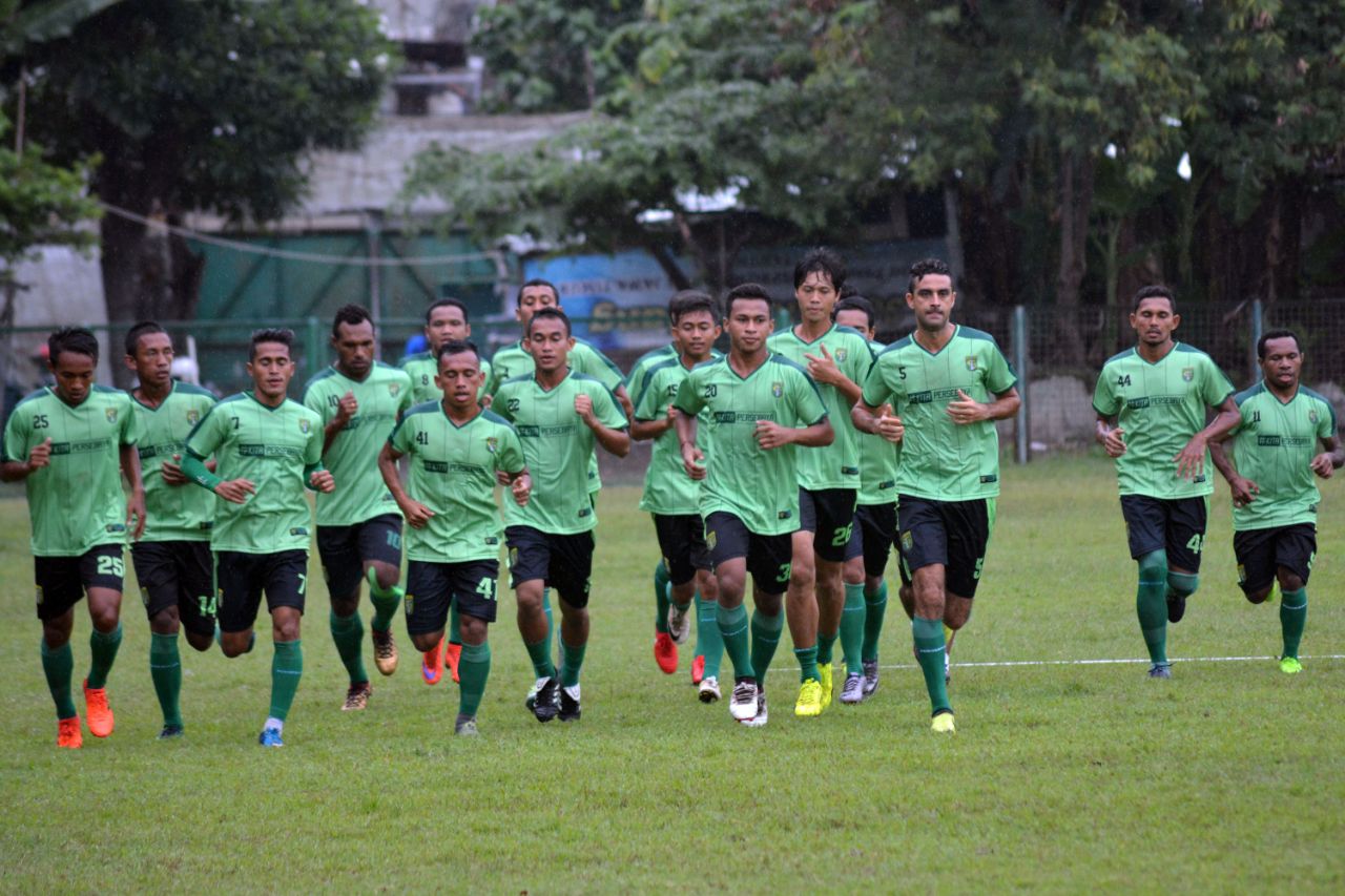 Skuad Persebaya sedang jalani latihan. (foto: hrs/ngopibareng)