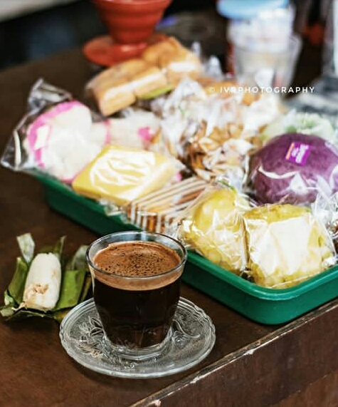 Warung nylempit di kawasan Bambu Runcing Surabaya ini, menjadi jujugan para kopi lovers.