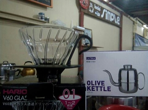 Mau bikin kopi pakai filter alatnya juga komplit. Ada V60, ada Blue Bottle, Kalita, Kono, Flat Bottom, hingga bammbo drip made in Indonesiano.