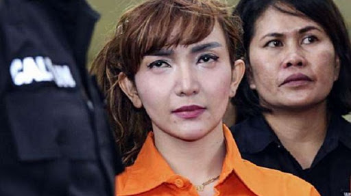 Roro Fitria ketika menggunakan baju tahanan lantaran kasus narkoba yang menjeratnya.