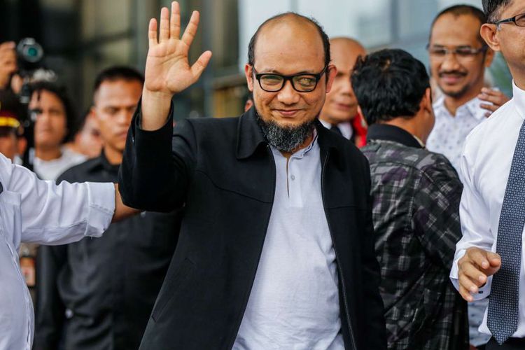 Penyidik KPK Novel Baswedan, saat pulang ke Indonesia usai menjalani penyembuhan matanya di Singapura. (foto: Kompas)