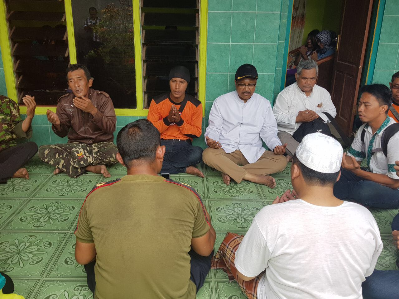 Gus Ipul, saat bertemu keluarga korban, Jumat 23 Februari 2018. (Foto: Istimewa)