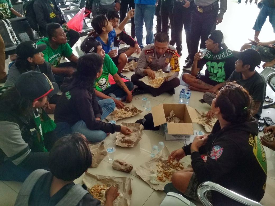 Rombongan Bonek yang tiba di Pelabuhan Semayang, sedang makan siang bersama Kapolres Balikpapan. (foto: Bonek) 