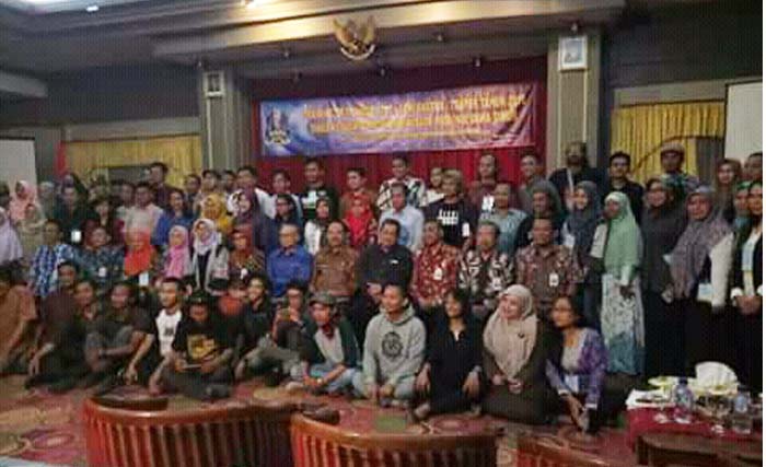 Para Sastrawan  peserta Training of Trainer (TOT) foto bersama Kepala Dinas Kebudayaan dan Pariwisata Provinsi Jawa Timur, Jarianto, usai kegiatan. (foto: tot)