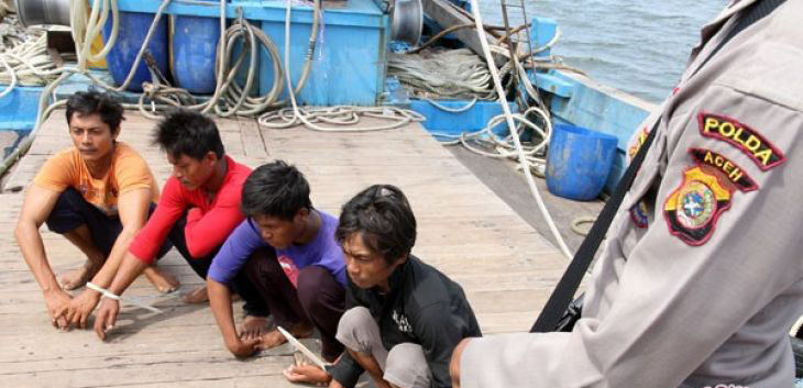 Ilustrasi - Petugas Kepolisian Ditpolrair Polda Aceh mengawasi empat anak buah kapal ikan asing di perairan laut Aceh, Kamis, 28 April 2016. (Foto: Antara)