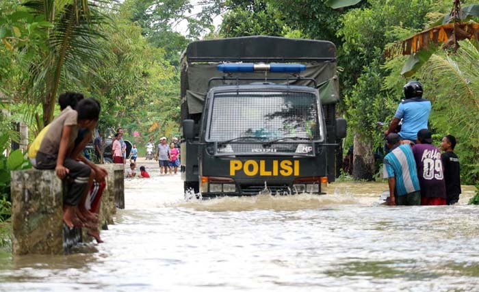 Banjir menggenang di salah satu kampung di Bojonegoro, Jumat 23Februari 2018. (foto: aguk/antara)