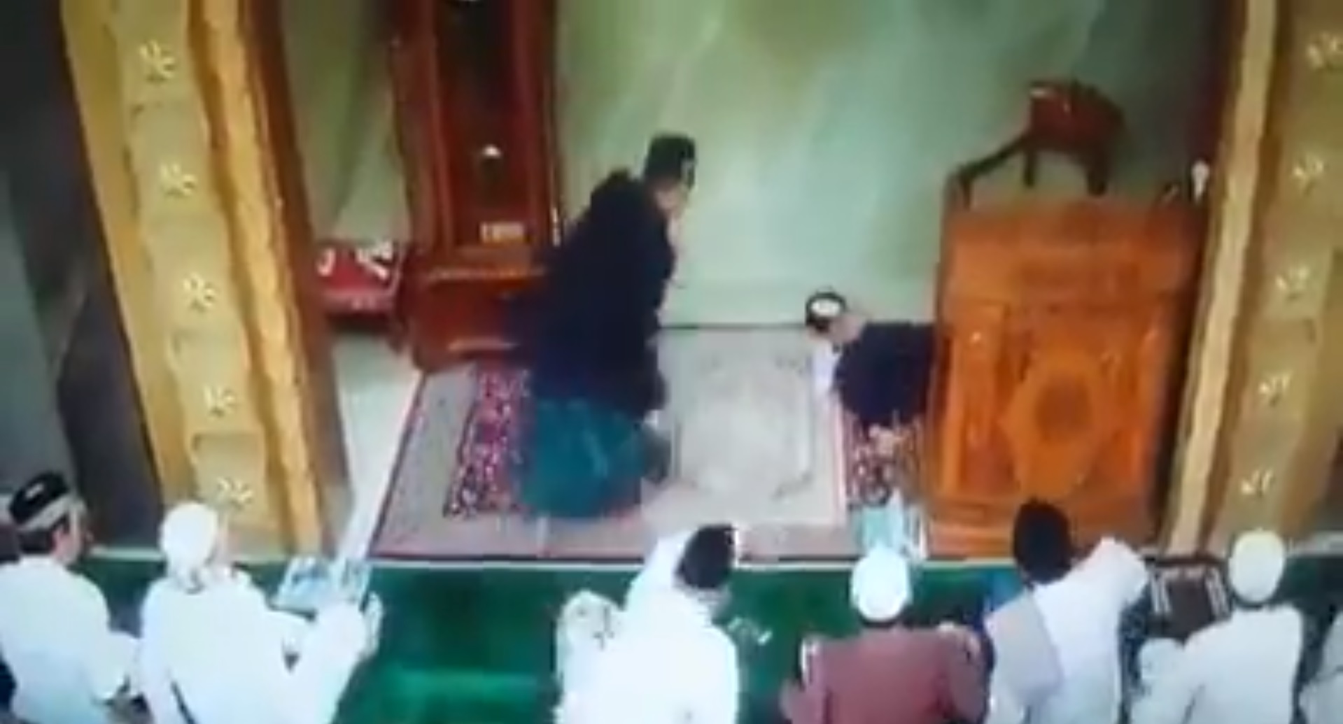 Screenshoot video yang memperlihatkan seorang khatib Salat Jumat tiba-tiba tak sadarkan diri saat mengisi khotbah. (Foto: Istimewa)