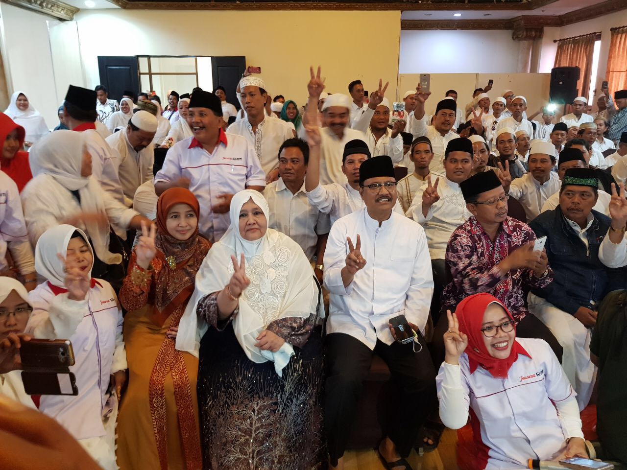 Gus Ipul bersama Bu Nyai dan para relawan. (Foto: ngopibareng.id)