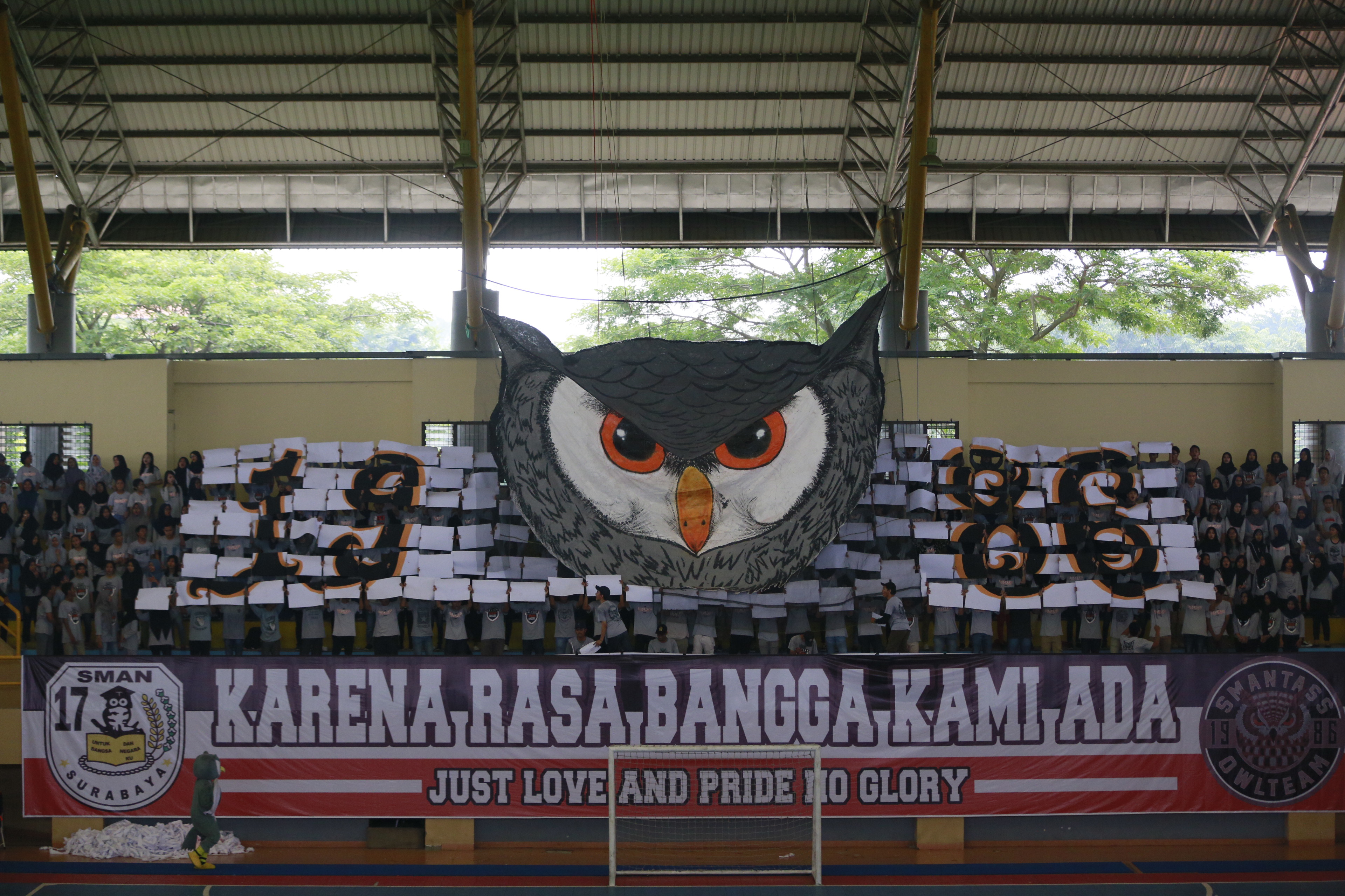 Suporter Smantass saat mendukung timnya bertanding. Sebanyak 30 Sekolah bertanding di Futsal Smantass Competion XI Tahun 2018. (Foto: Nabil Fasichulisan Afandi)