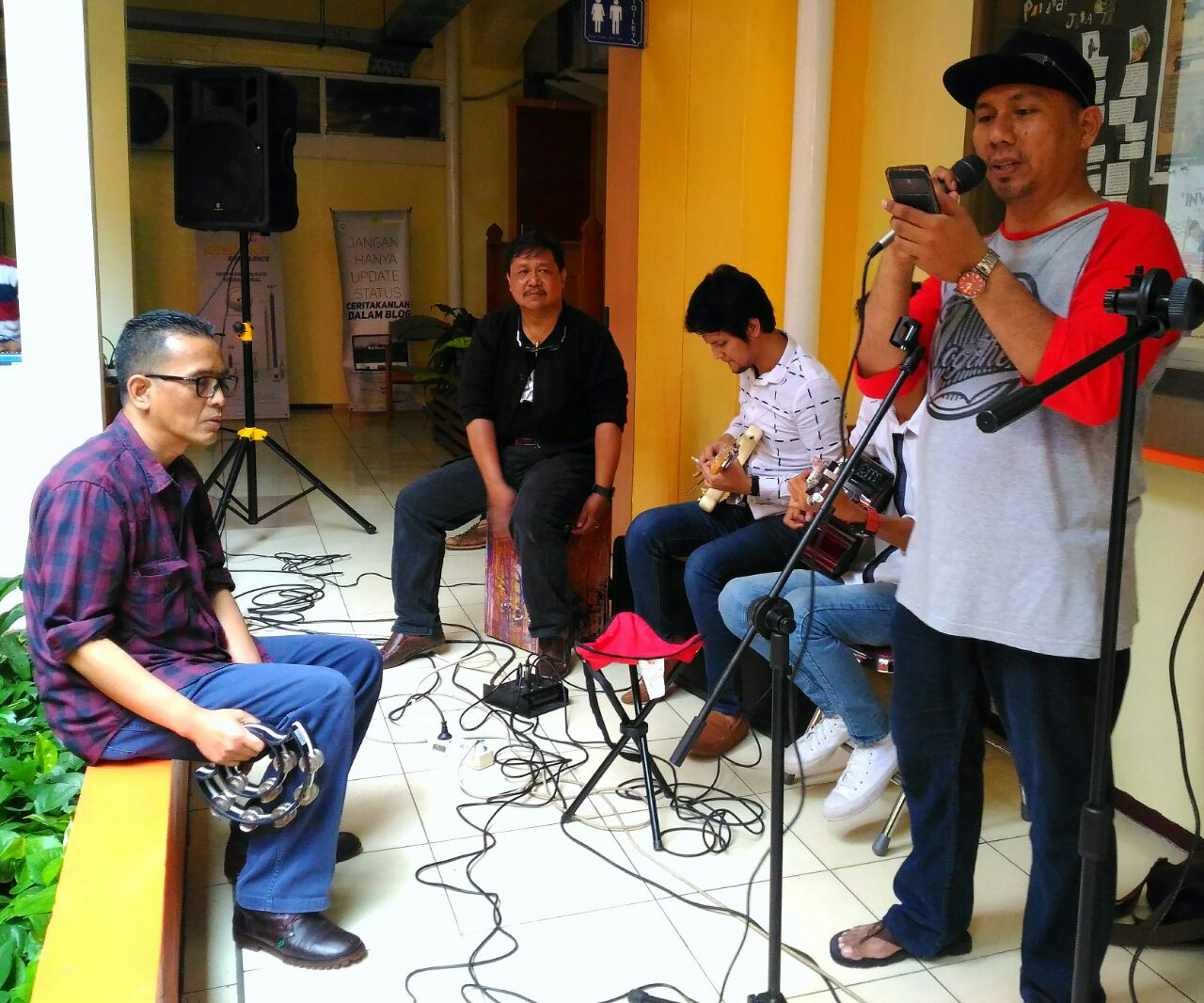 Asyik, sing penting ecek-ecek.