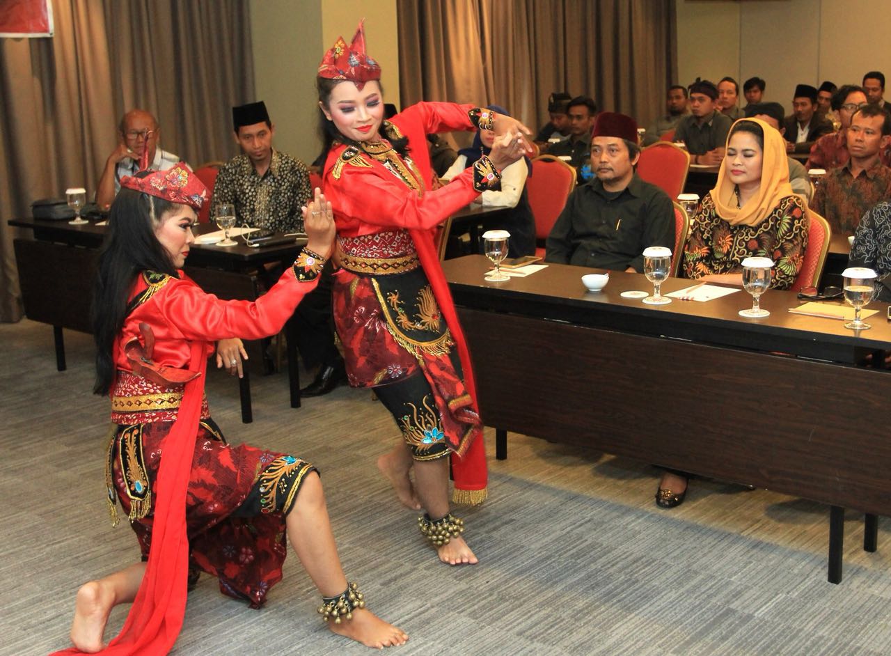 Calon Wakil Gubernur Jatim Puti Guntur Soekarno bertemu dengan kalangan seniman Jawa Timur di Surabaya, Sabtu, 24 Feberuari 2018.