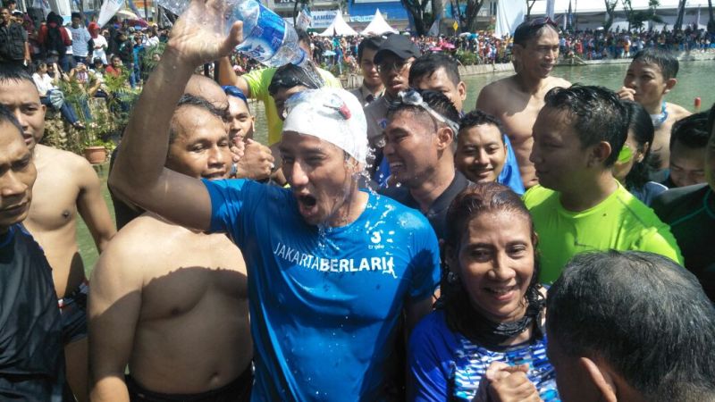 Pertandingan dimulai Minggu, 25 Februari 2018, sejak pukul 9.23 WIB dengan Susi yang menggunakan paddle board sementara Sandi berlomba dengan berenang. (Foto: Ist)