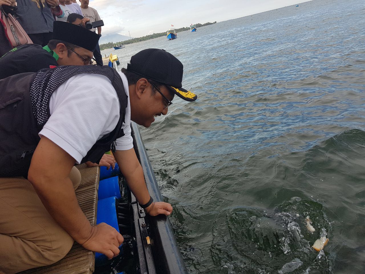 Calon Gubernur Jawa Timur Saifullah Yusuf (Gus Ipul) menghabiskan akhir pekan di Bangsring Underwater, Banyuwangi, Minggu, 25 Februari 2018. (Foto: Ist)