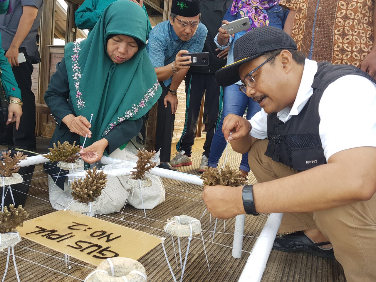 Calon Gubernur Jawa Timur Saifullah Yusuf (Gus Ipul) menghabiskan akhir pekan di Bangsring Underwater, Banyuwangi, Minggu, 25 Februari 2018. (Foto: Ist)