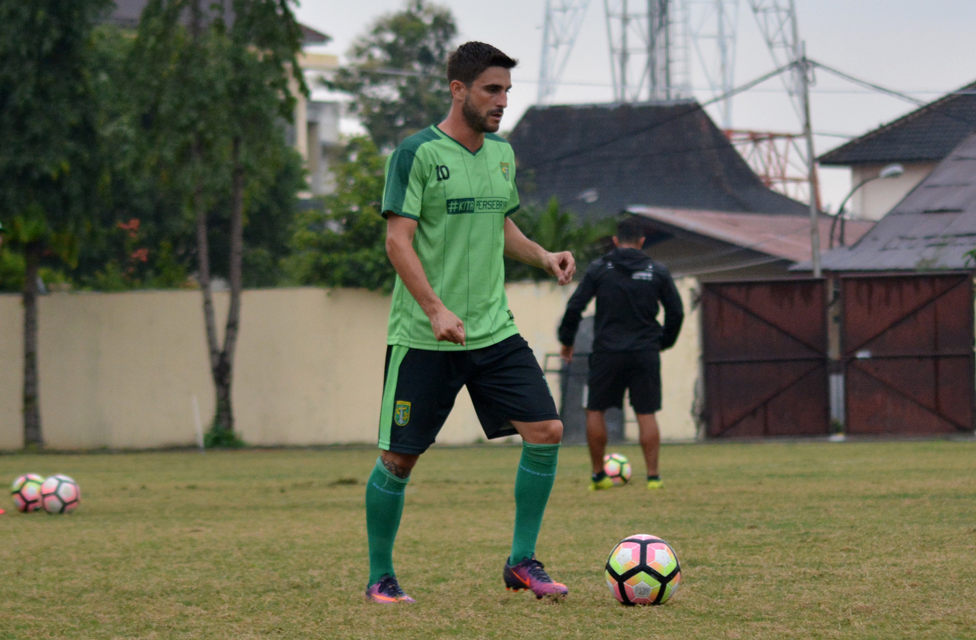 Pemain Persebaya, Robertino Pugliara saat jalani latihan bersama Bajol Ijo. (foto: hrs/ngopibareng)