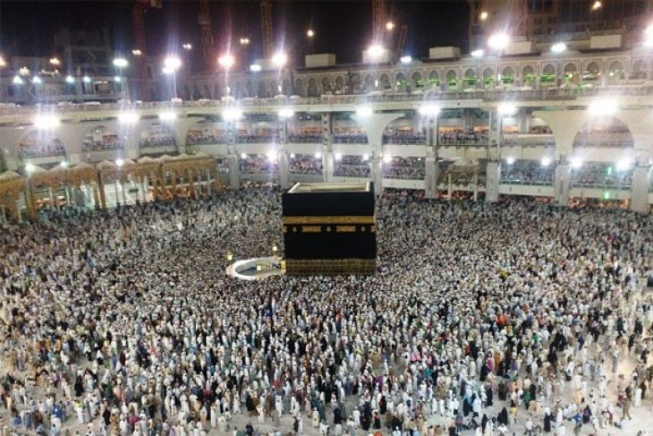 Jemaah haji memadati Kabah Masjidil Haram jelang sholat magrib di hari Sabtu, 17 September 2016). (Foto: kemenag.go.id)