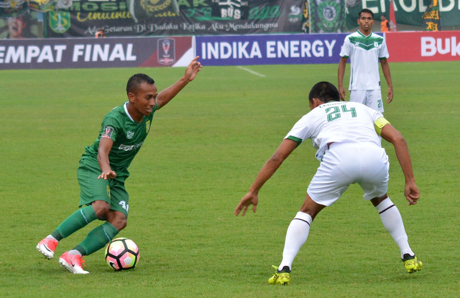 Winger Persebaya, Irfan Jaya (kiri). (foto: hrs/ngopibareng)