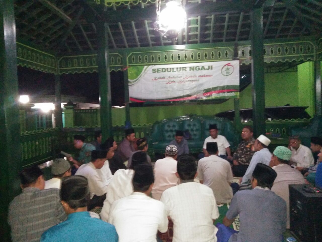 Relawan Gusti dzikir bersama ini digelar di rumah Ahmad Sunjani, wakil ketua DPRD Bojonegoro di Desa Talok Kecamatan Kalitidu 