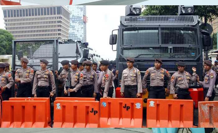 Kendaraan taktis bersiaga di depan PN Jakarta Utara, Jalan Gajah Mada, Jakarta Pusat, saat berlangsungya sidang PK Ahok, Senin 26 Februari 2018.  (foto: warta kota)