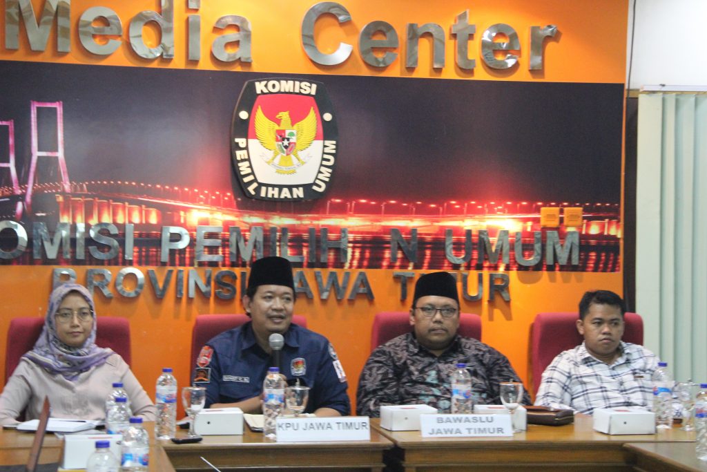 Rakor KPU Jatim bersama dua paslon. (Foto: Dokumentasi)