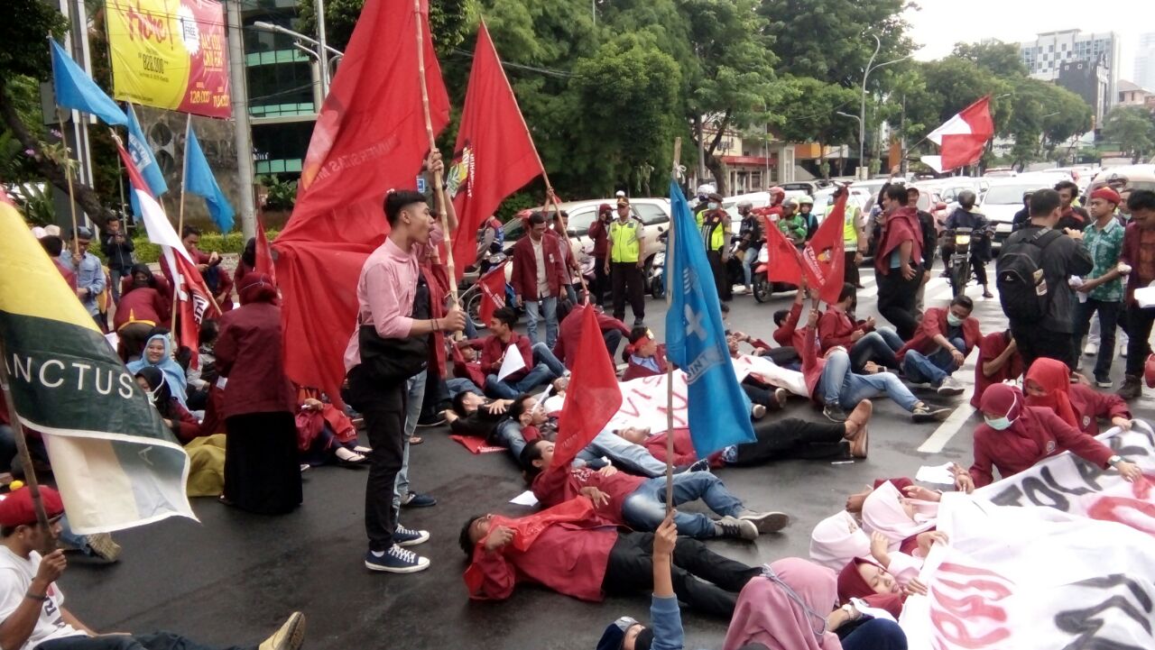 Sejumlah 150 mahasiswa, melakukan aksi unjuk rasa penolakan Revisi Undang Undang No 17 Tahun 2014 tentang MPR, DPR, DPD dan DPRD (RUU MD3) di depan Kantor DPRD Kota Surabaya, Senin, 26 Februari 2018. (Foto: Farid/ngopibareng.id)