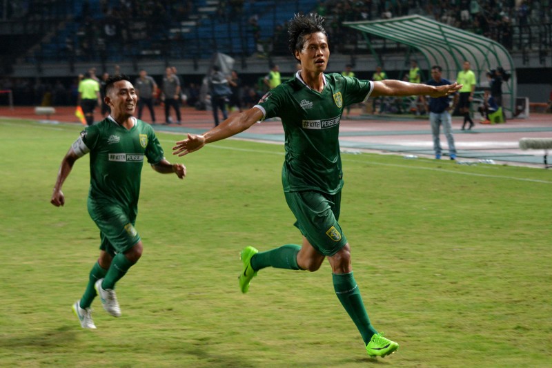 Selebrasi Gol Rishadi Fauzi. (foto: dok ngopibareng) 