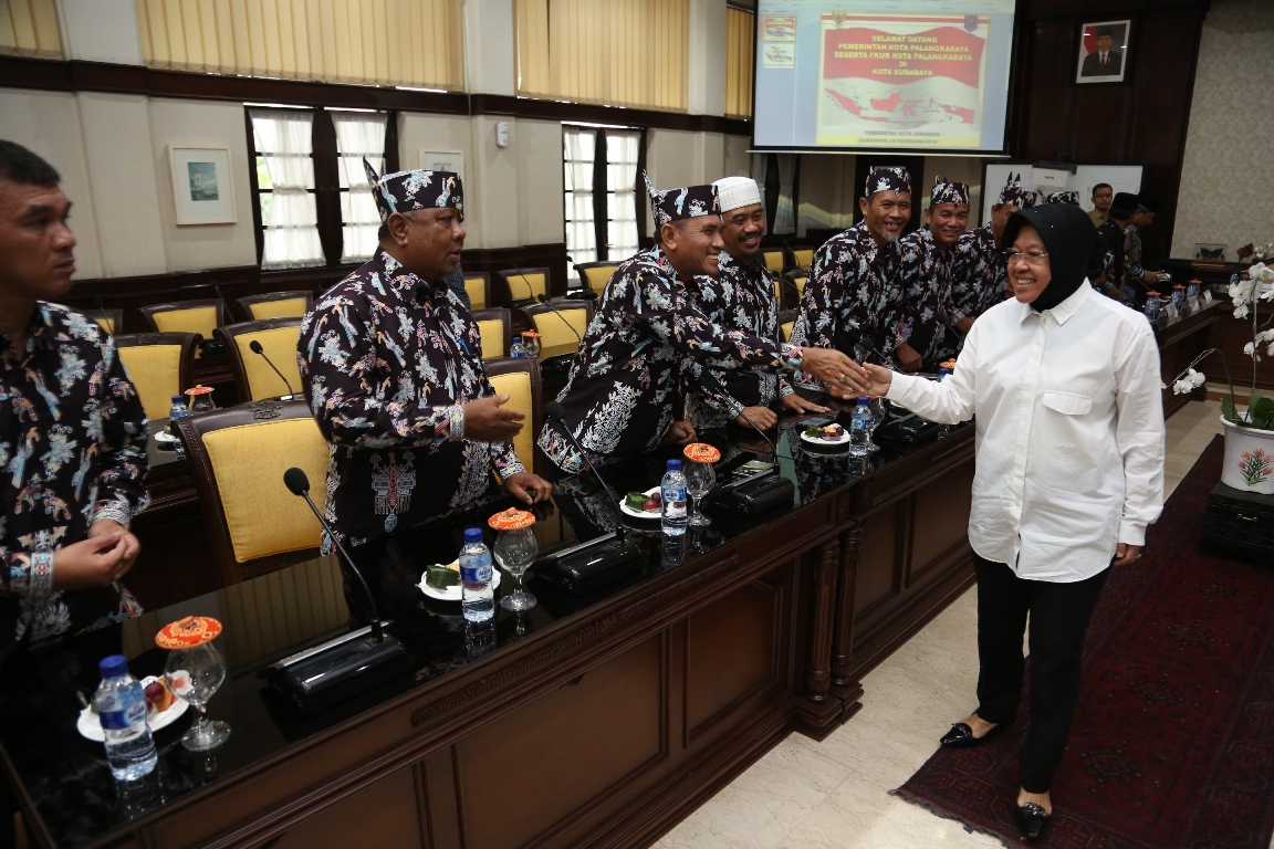 Forum Kerukunan Umat Beragama (FKUB) Palangkaraya didampingi Wali Kota Palangkaraya Riban Satia melakukan kunjungan sekaligus belajar ke Pemerintah Kota (Pemkot) Surabaya terkait kerukunan umat beragama, Senin, 26 Februari 2018. (Foto: frd)