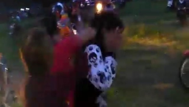 Tangkap layar video pengeroyokan remaja perempuan di Simpang Lima Gumul, Kediri. (Foto: Youtube)
