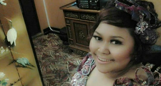 Presenter kondang, Rina Joe. Presenter kondang, Rina Joe.