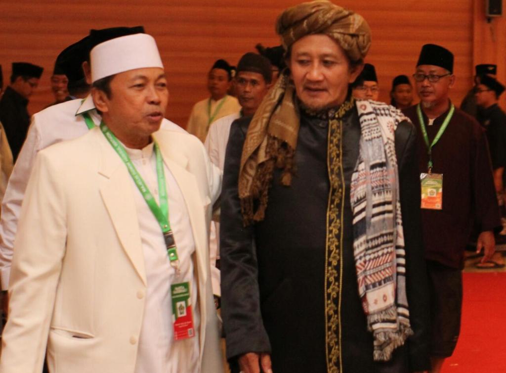 DZIKIR: KH Irfa'i Nachrowi (kanan) bersama KH Mustofa Aqil Siroj (kiri). (foto: ist)