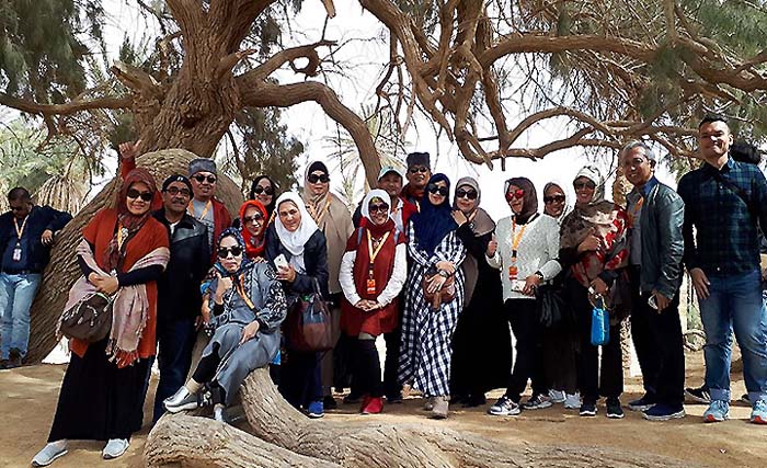 Rombongan MyHalalTrip foto bersama di Pohon Menangis yang ada  Masjid Sultan Qaboos, Muscat, Oman. (foto: ferry is mirza)