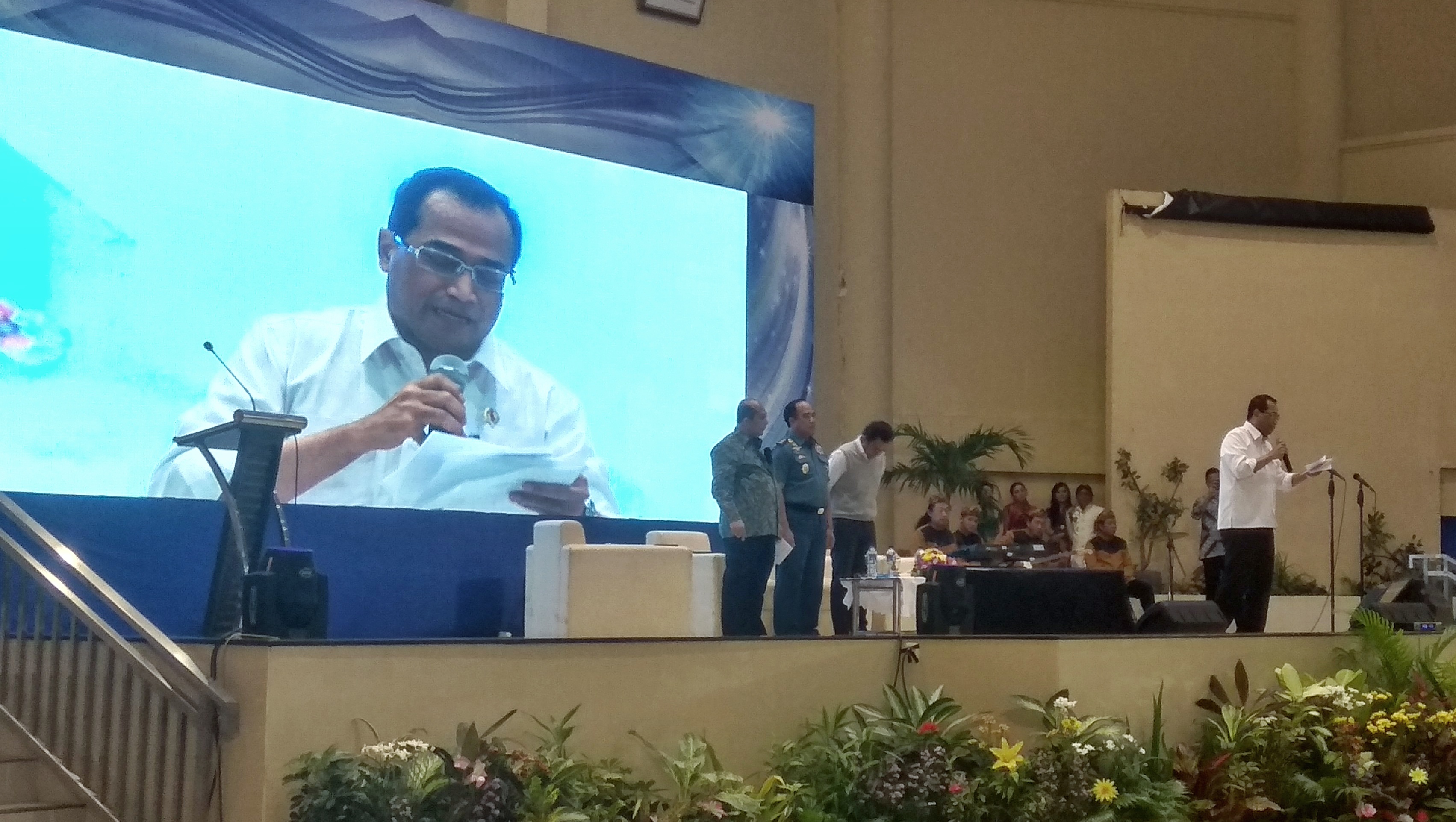 Menteri Perhubungan, Budi Karya Sumadi saat membacakan puisi di Airlangga Convention Center, Kampus C Universitas Airlangga Surabaya, Selasa 27 Februari 2018. (foto: ngopibareng) 