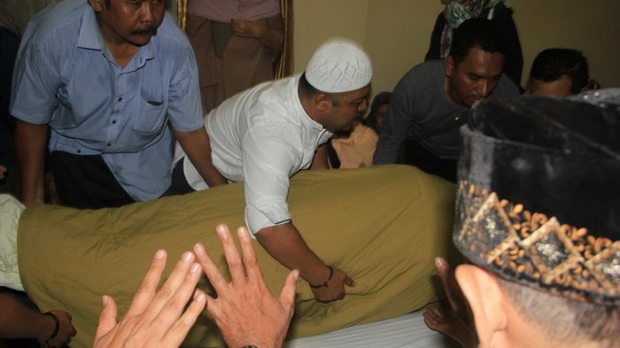 Jenazah Nusyirwan Ismail diangkat pegawai Pemkot dan keluarga setibanya di Rumah duka jalan Basuki Rahmat 1 Kota Samarinda Kalimantan Timur, Selasa, 27 Februari 2018. (Foto: Tribun Kaltim)