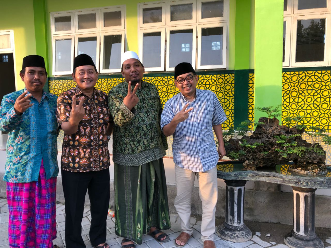 KH Zaenuri Bungah Gresik, ketika bersama Arif Afandi dan Roni Sya'rno,Ketua dan Sekretaris Himpunan Pengusaha Nahdliyin (HPN) Jawa Timur.