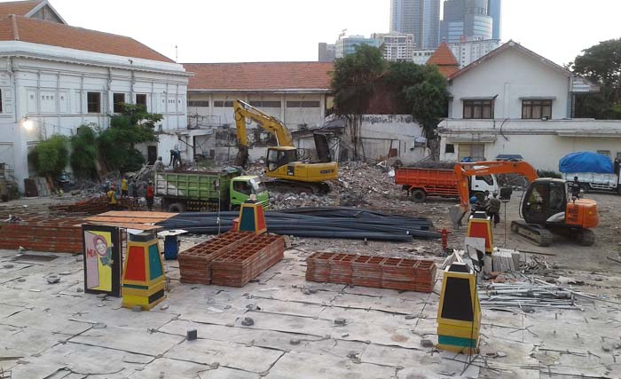 Masjid Assakinah serta  kantor DKS dan BMS di komplek Balai pemuda Surabaya sudah rata dengan tanah. (foto: m.anis)