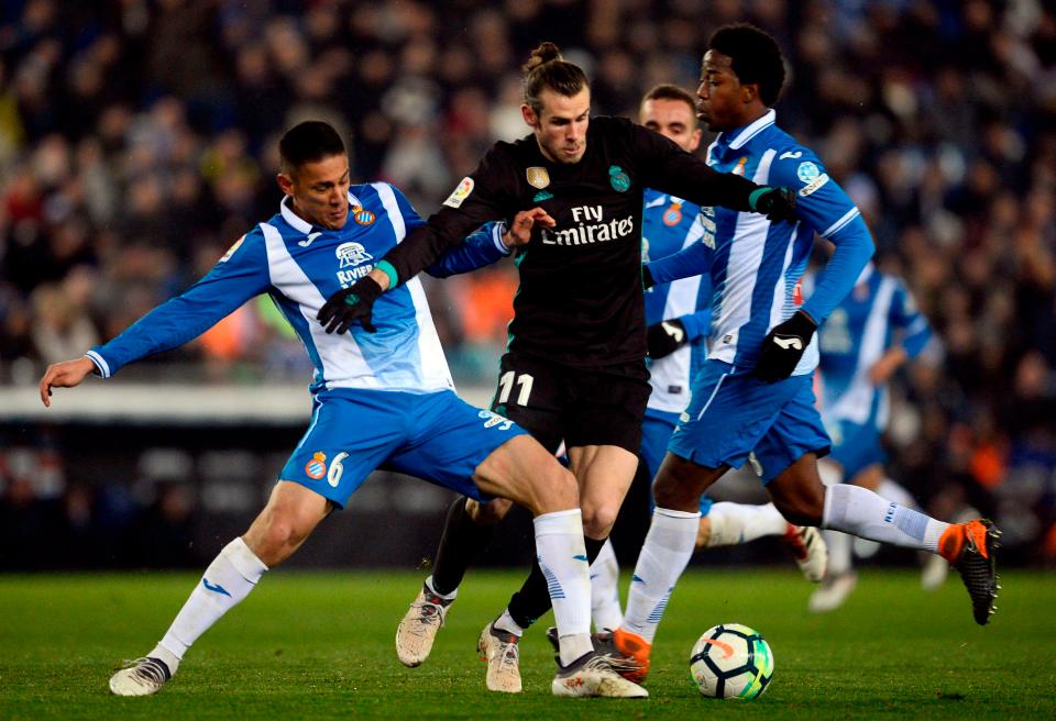 Pemain Real Madrid, Gareth Bale dikepung pemain Espanyol dalam lanjutan LaLiga, dinihari tadi. foto:afp