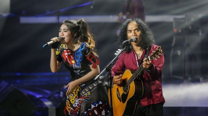 Vokalis grup band Slank, Kaka berduet dengan pedangdut Via Vallen menyanyikan lagu berjudul 'Sayang'.