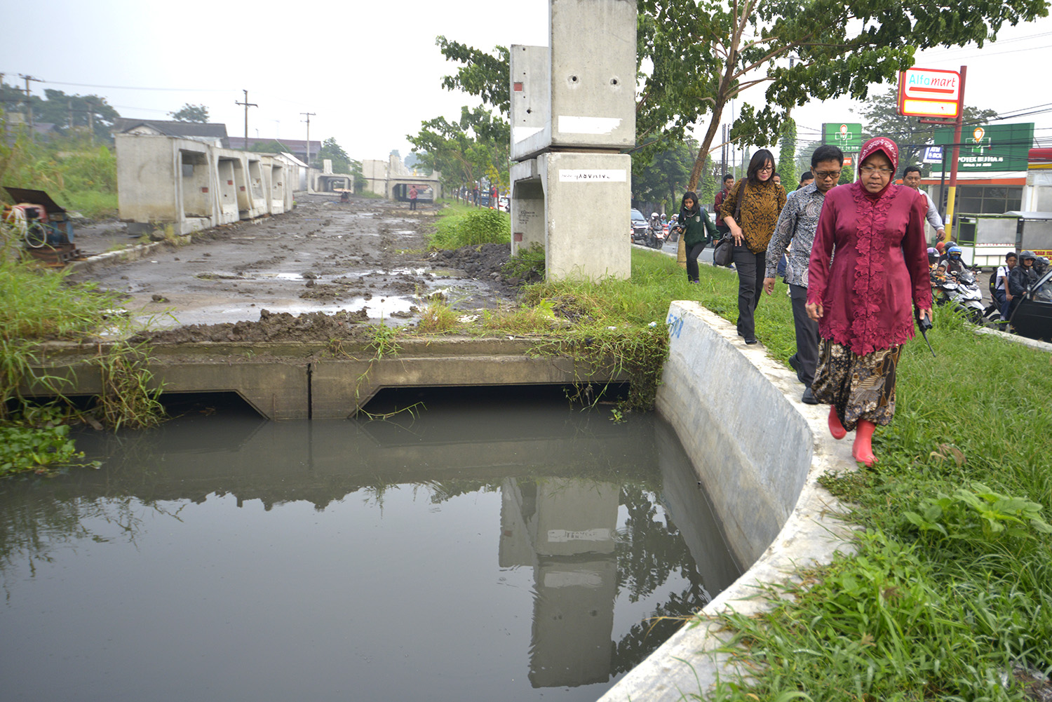 Risma saat meninjau pengerjaan box culvert, di Sememi, Rabu,  28 Februari 2018. (frd)