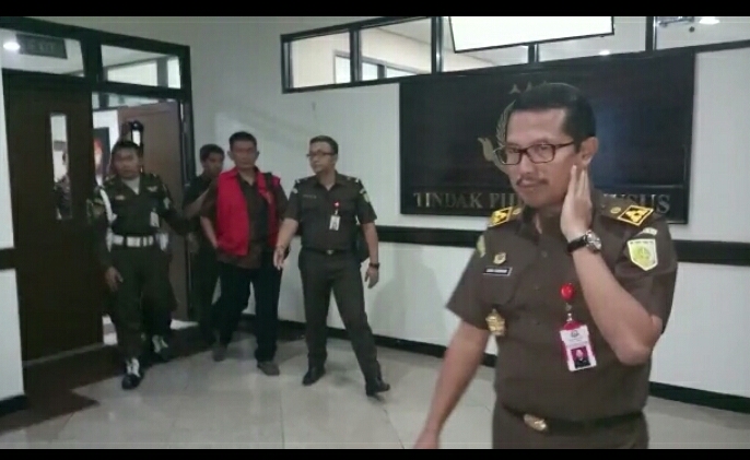 Mantan Dirut  PD Pasar Surya menggunakan rompi tahanan usai menjalani pemeriksaan di Kejati Jatim. 