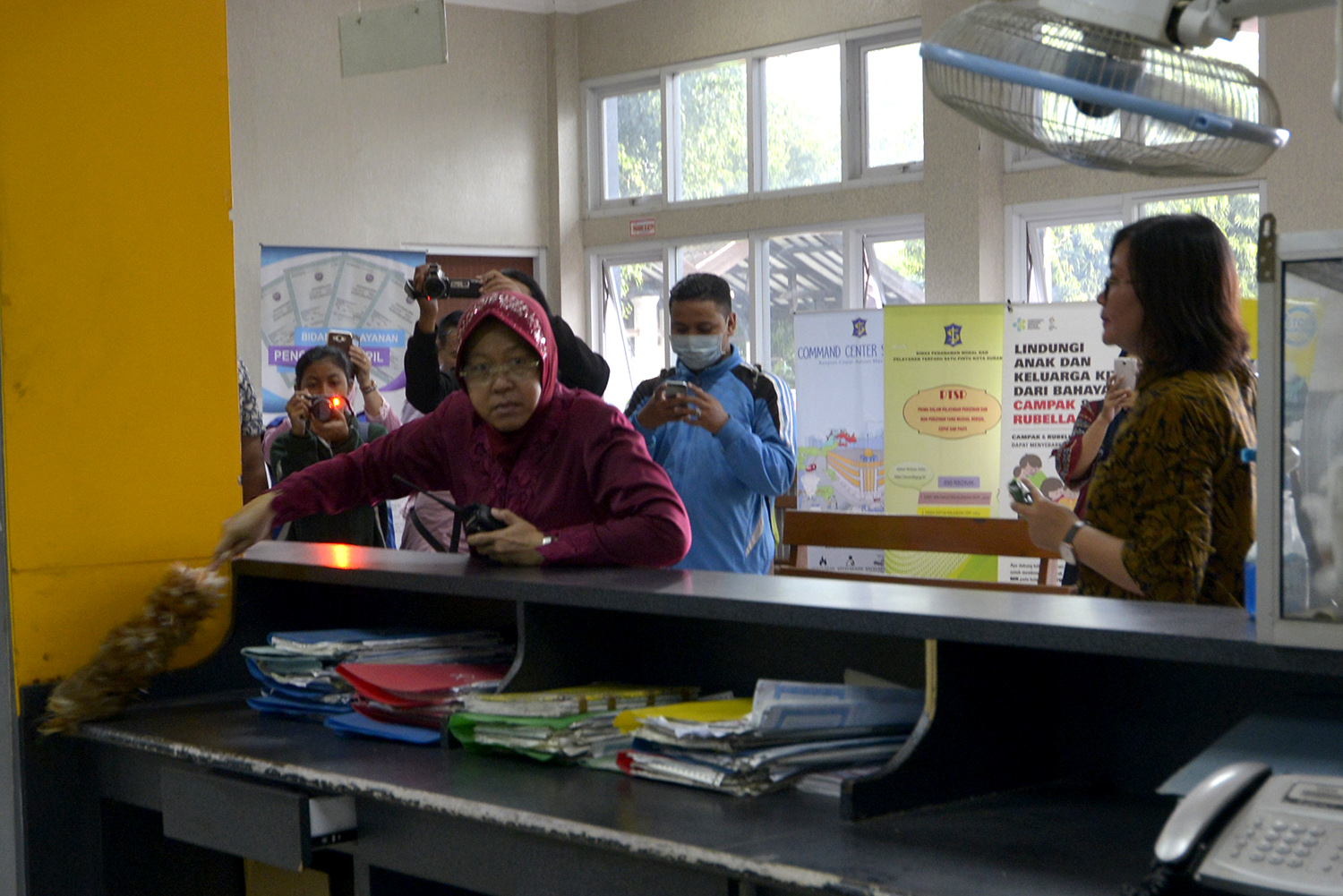 Risma saat melakukan peninjauan di kantor Kecamatan Tandes, Surabaya, Selasa 28 Februari 2018. (Foto: farid)