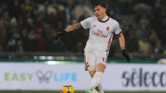 Pemain belakang AC Milan, Romagnoli menjadi penentu kemenangan dalam adu penalti melawan Lazio, dini hari tadi. foto:gettyimages